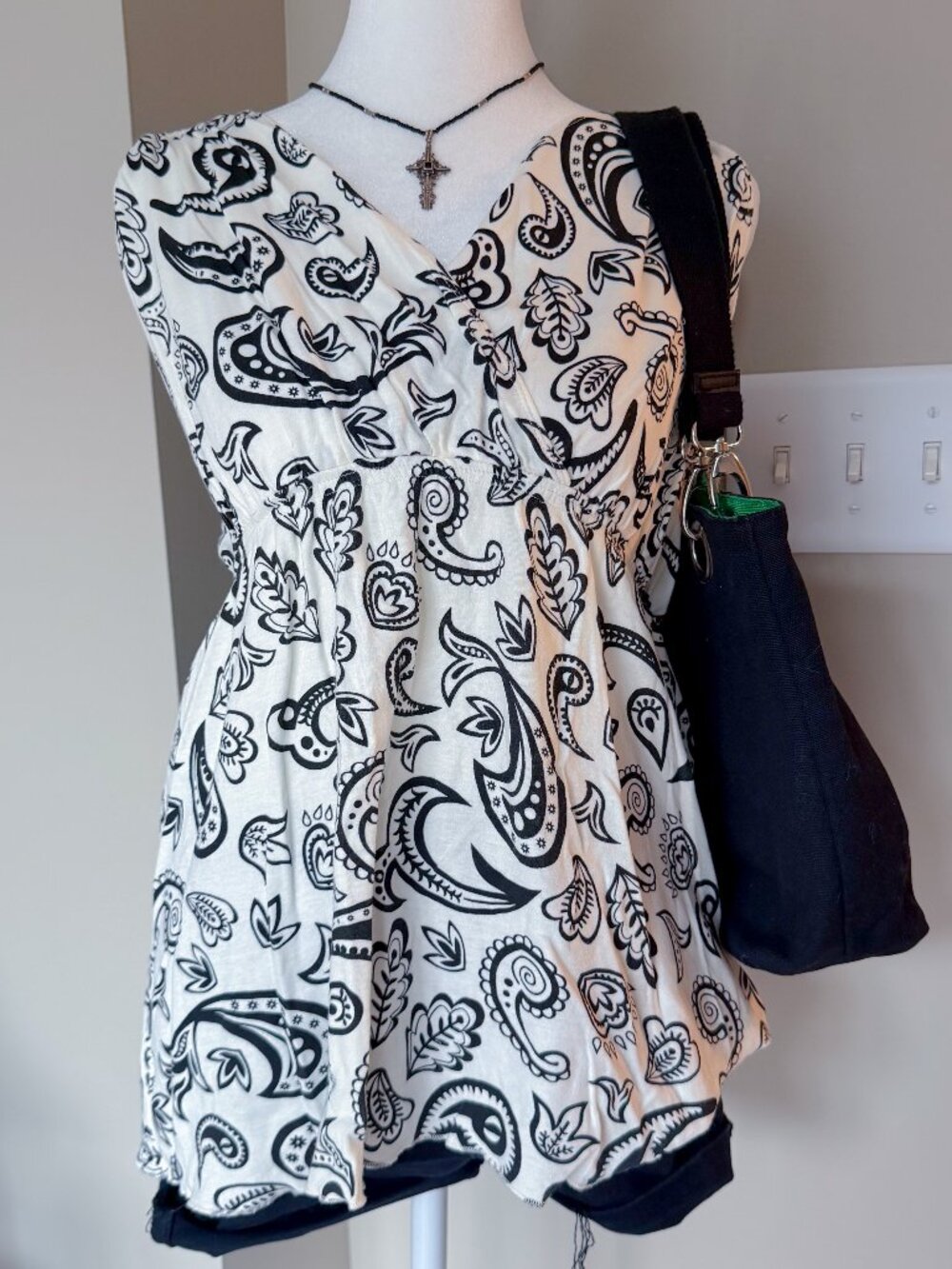 Starialle Black & White Paisley Sleeveless Top Crossover V-neck - XL